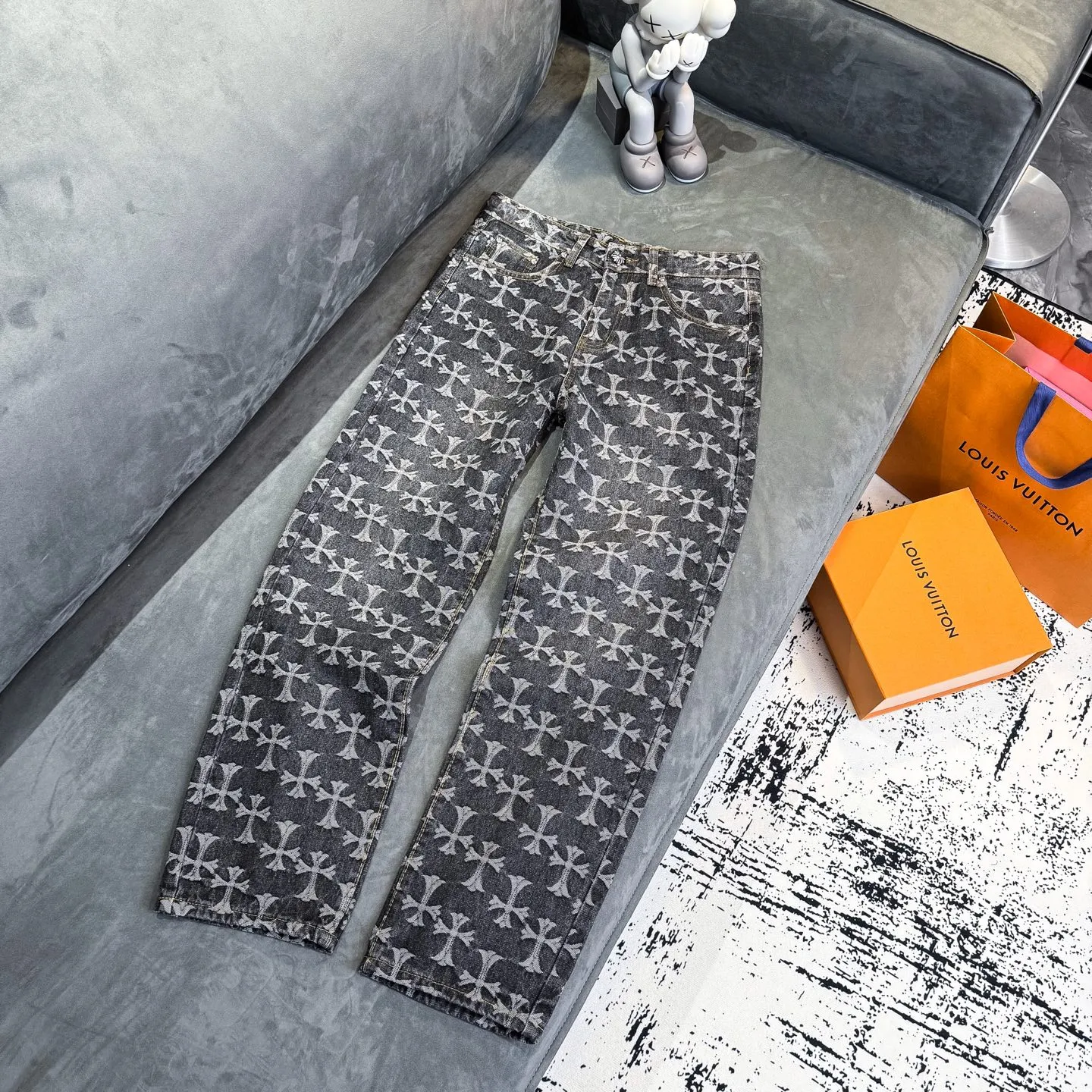 P220 [Black] Chrome Hearts｜Chrome Hearts CH all-over jacquard bootcut jeans - the same style as those of Internet celebrities. Cross-printed jeans, with unique cross design elements and all-over printing, full of design. It is made of 100% denim cotton fabric with heavy coarse yarn count, which ensures a stiff and tough silhouette while being soft, comfortable and breathable. The lapel is designed with silver buttons and is full of texture.  The classic dark yellow cross logo is all over the pants. They are generous and full of personality without being exaggerated. They are perfect for spring and summer!    Custom hardware! Same style for couples!  The three standards are complete, and the non-market version of the same style for men and women is free to compare and the quality is absolutely guaranteed. Size: 28/30/32/34/36 (s-xxl) Waist: 72/77/82/87/92 Knee: 55/56.5/58/59.5/61 Pants length: 103.5/110.5/107.5/109.5/111.5
